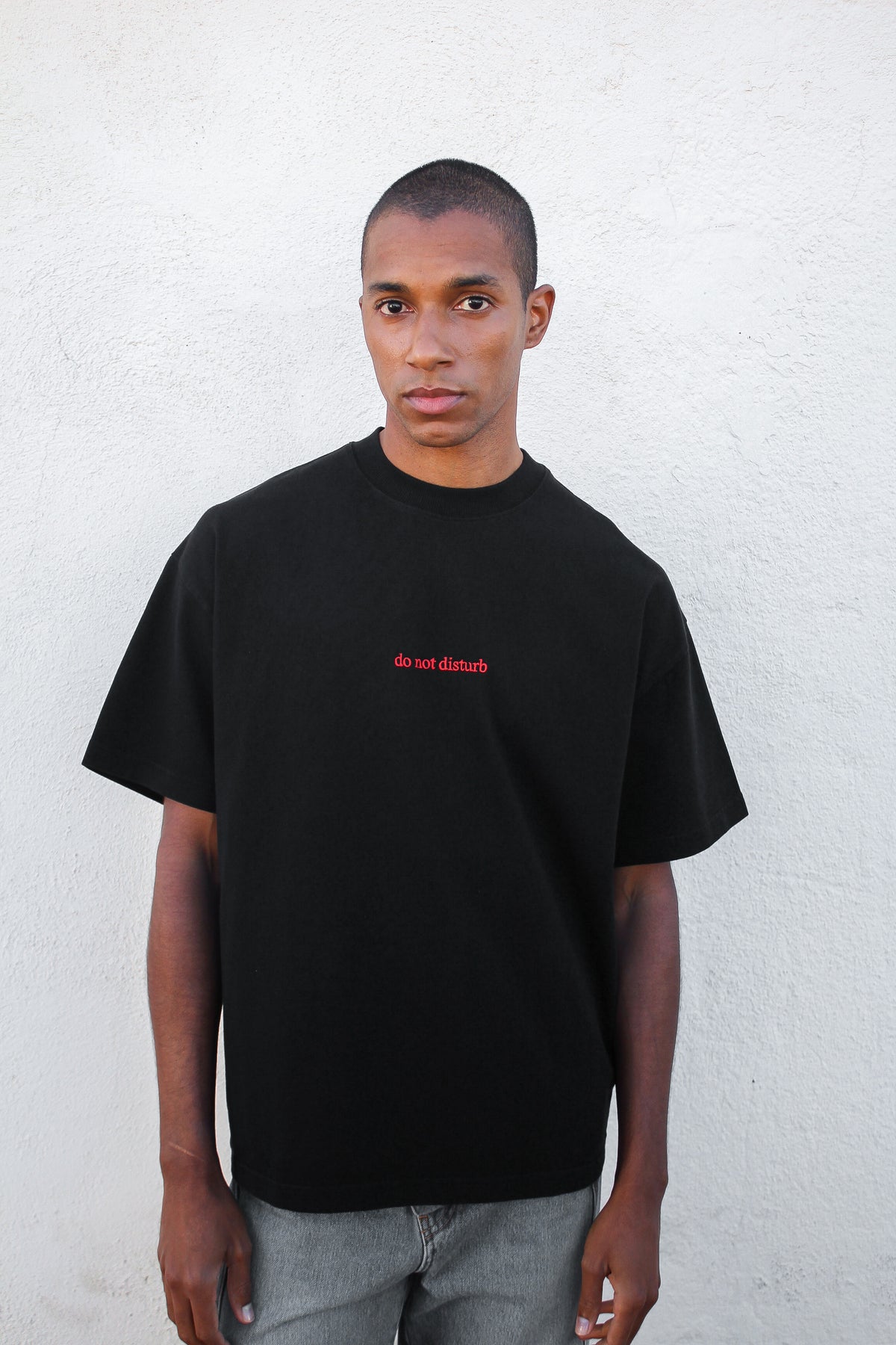 Camiseta pesada bordada "NO MOLESTAR"