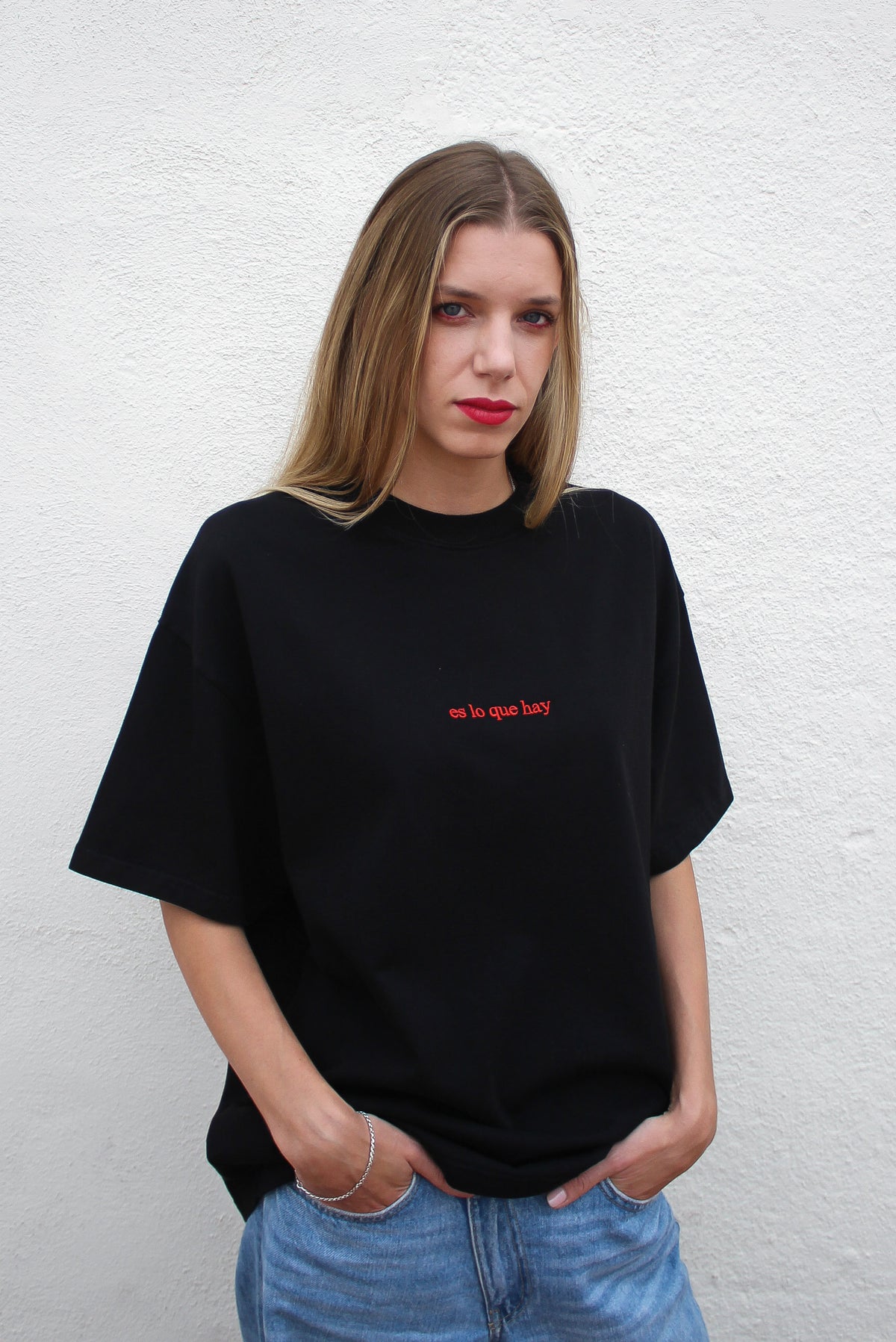 Camiseta bordada de gran gramaje "ES LO QUE HAY"
