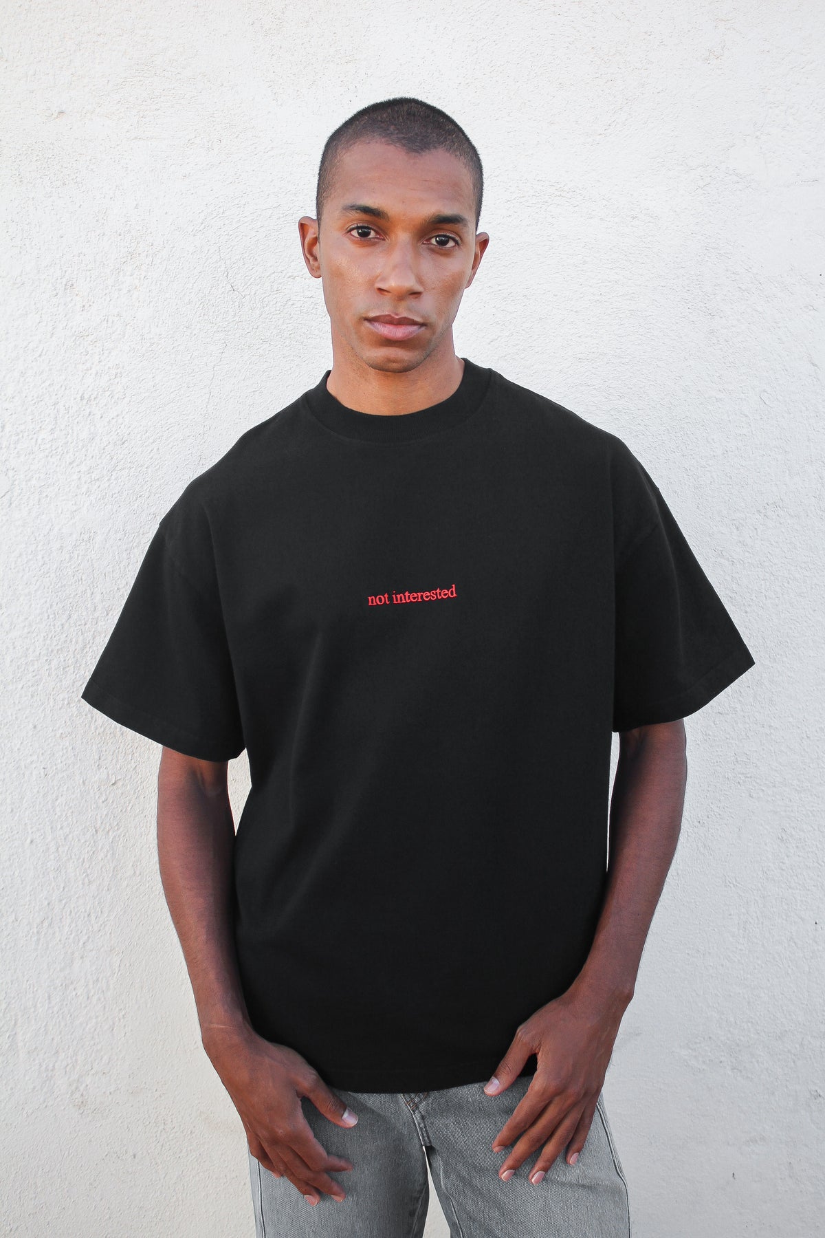 Camiseta bordada de peso pesado "NO INTERESADO"