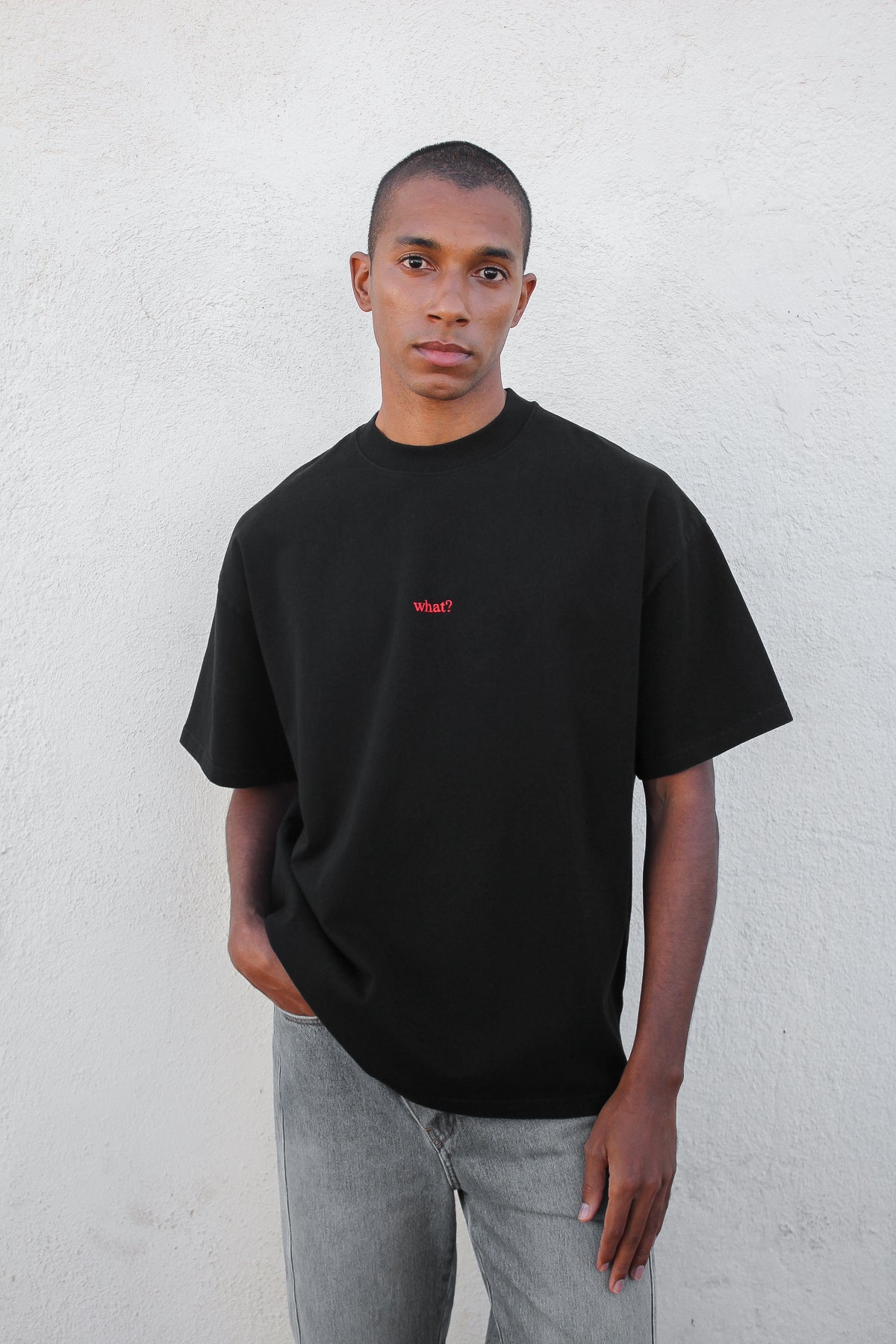 Camiseta bordada de peso pesado "QUÉ?"
