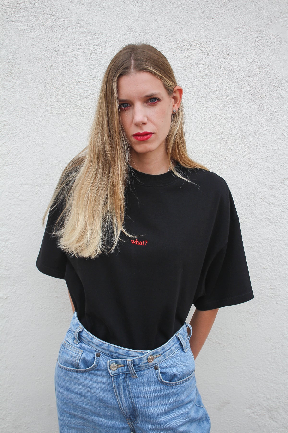 Camiseta bordada de peso pesado "QUÉ?"